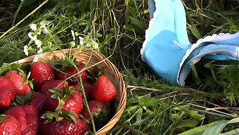 Encuentro Temático Al Aire Libre Con Una Dulce Nena